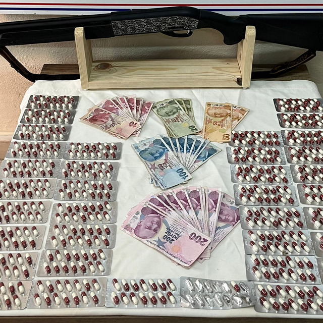 Tekirdağ'da evlerinde 509 uyuşturucu hap ele geçirilen zanlı tutuklandı