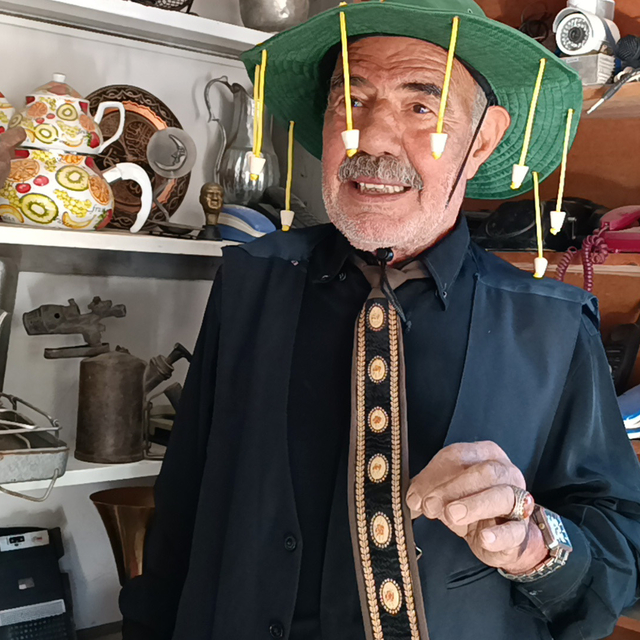 Hurdacılık yaparken topladığı eşyaları evinde sergiliyor