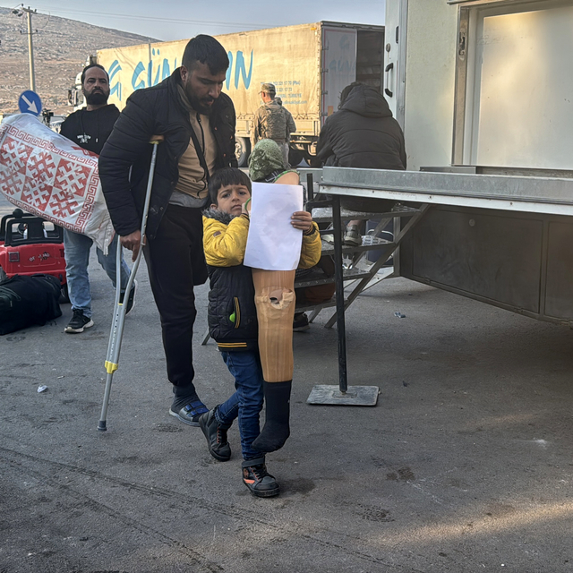 Suriyeli küçük Ömer "ağır yükü" ile hiç görmediği ülkesine döndü