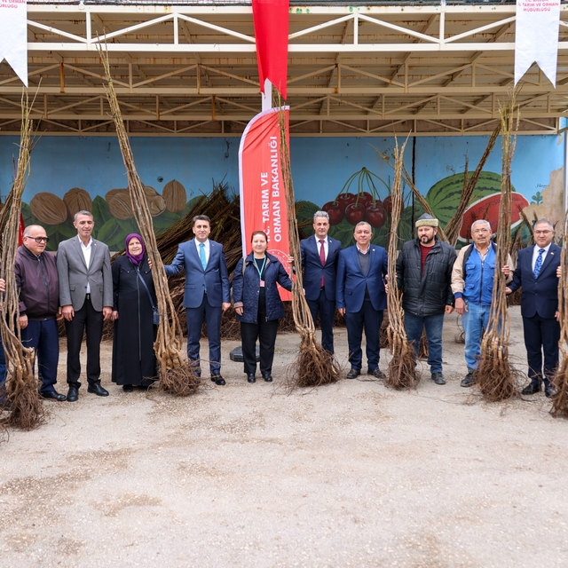 Bilecik'te 405 çiftçiye 35 bin fidan dağıtıldı