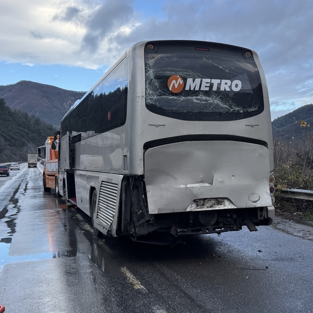 Sakarya'da 6 aracın karıştığı trafik kazasında 15 kişi yaralandı
