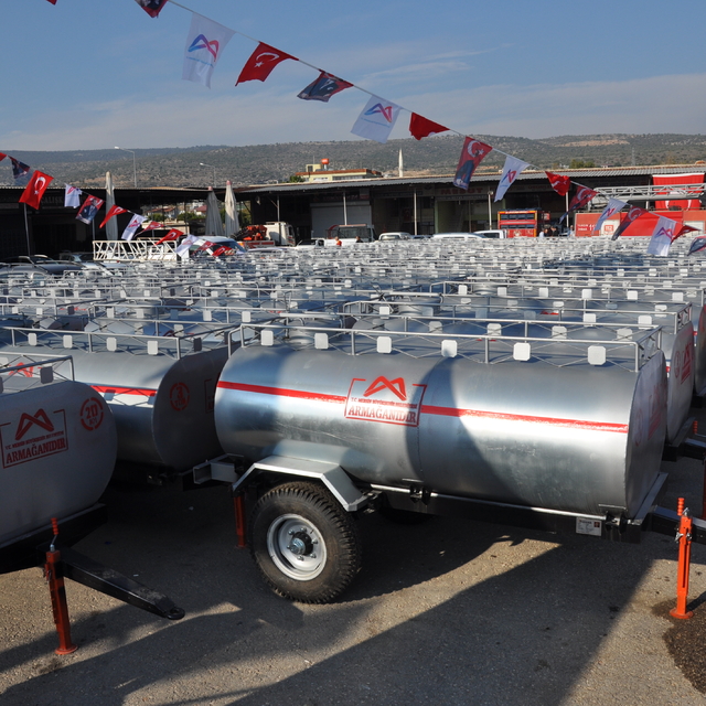 Mersin'de üreticilere sulama tankeri dağıtıldı