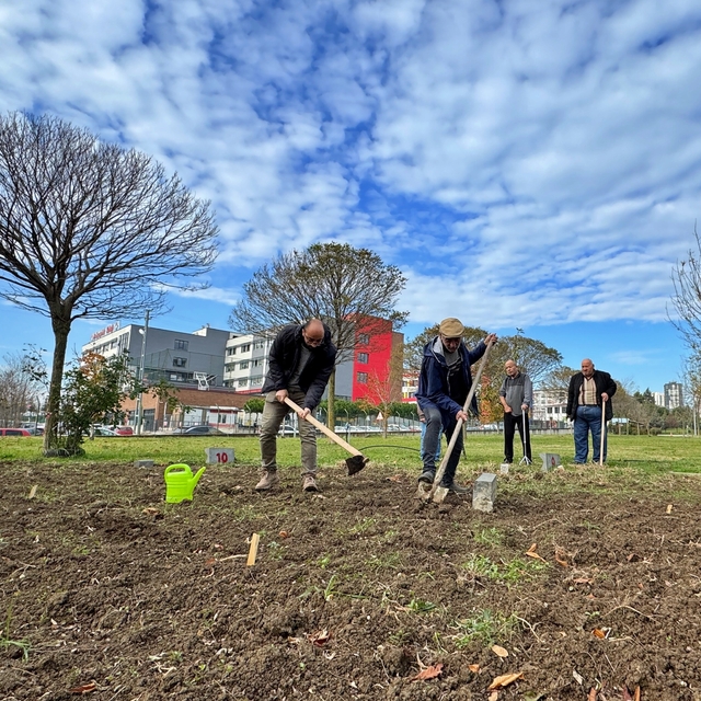 Huzurevi sakinleri toprakla uğraşarak yaşam sevinçlerini diri tutuyor
