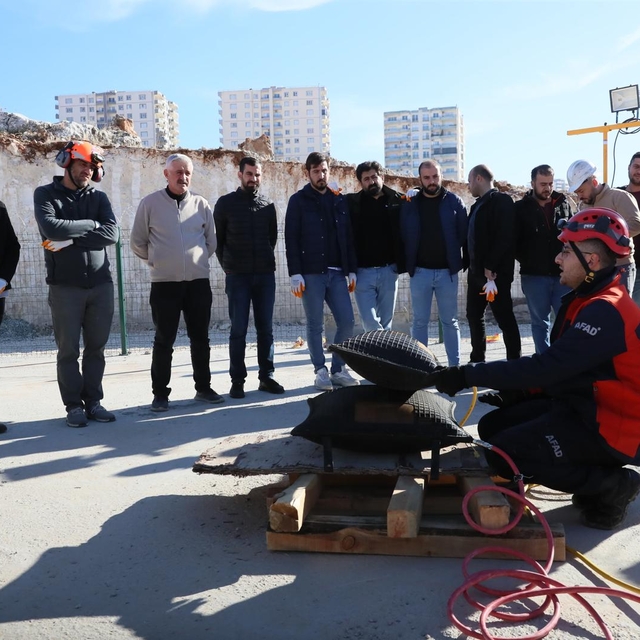 Mardin Büyükşehir Belediyesi bünyesinde kurulan arama kurtarma ekibine eğit...