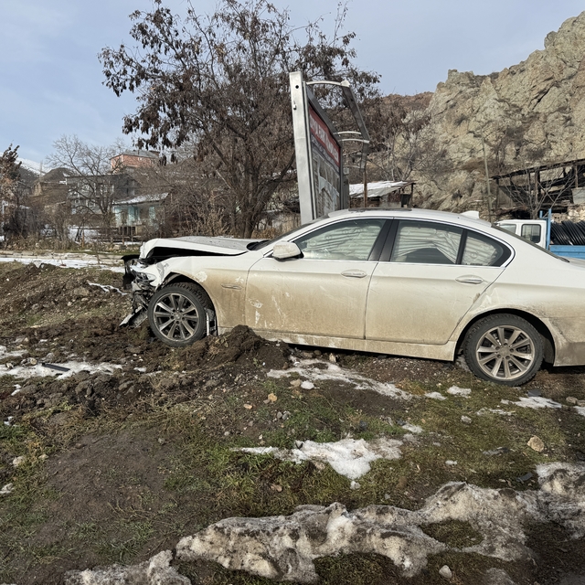 Erzurum'da iki otomobil çarpıştı, 2'si ağır 4 kişi yaralandı