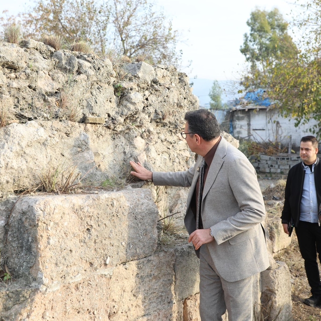İskenderun Belediye Başkanı Dönmez, kale kalıntılarındaki çalışmaları incel...