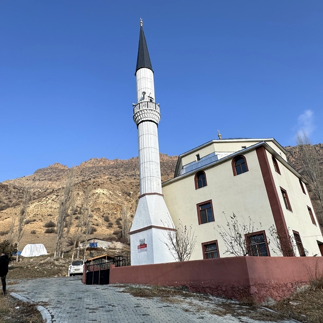 Erzurum'da şehirler arası yol güzergahındaki camide mola verenler ikramlarl...