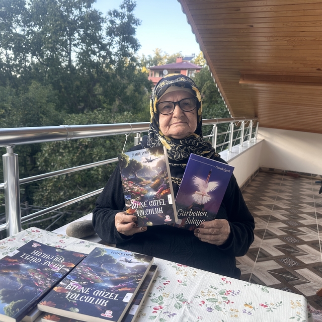 82 yaşındaki kadın ikinci şiir kitabını çıkardı