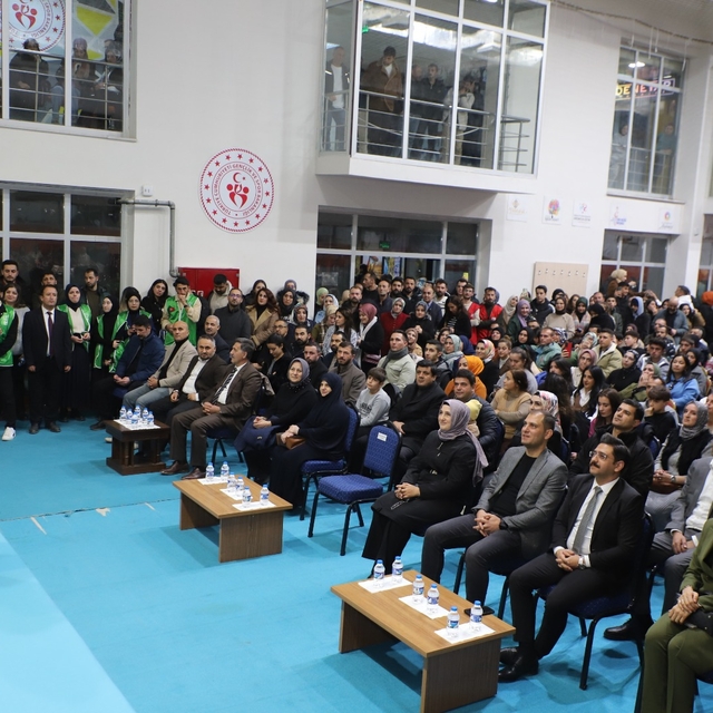 Yazar Hayati İnanç, Hakkari'de söyleşi programına katıldı