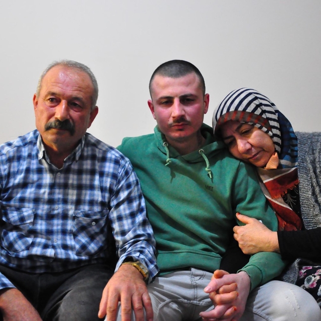 Suriye'de 14 ay tutuklu kaldıktan sonra ailesine kavuşan Engin, yaşadıkları...