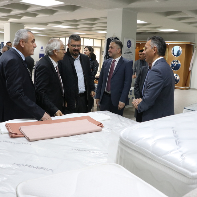 Kayseri'de yatak üreten meslek liseli öğrencilerinin okulu tanıtıldı