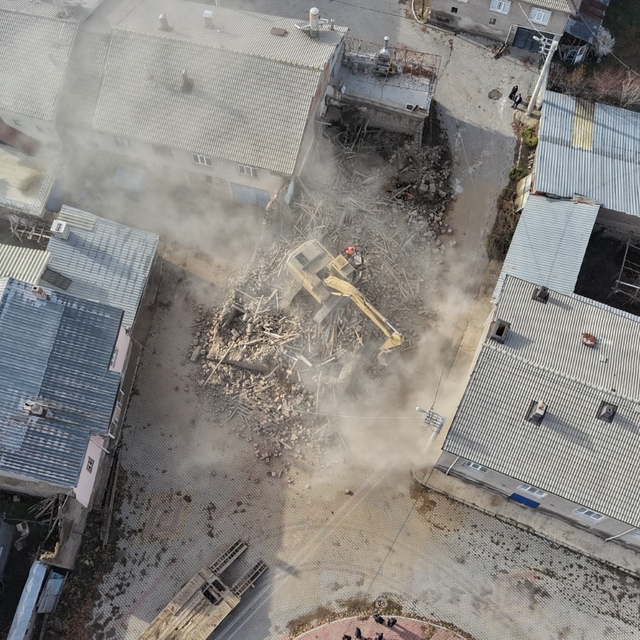 Seydişehir'de metruk binalar yıkılıyor