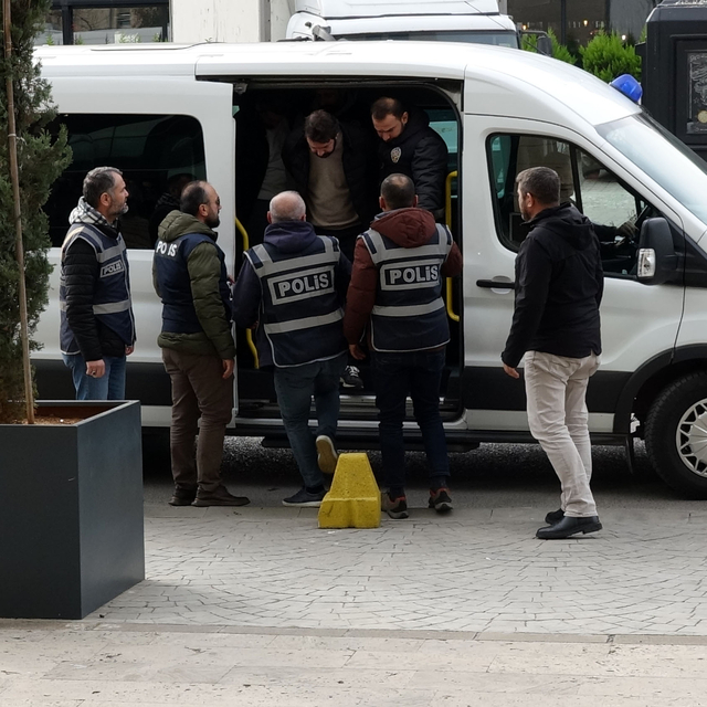 Döviz bürosundan 390 bin dolar ile 185 bin avro çaldılar