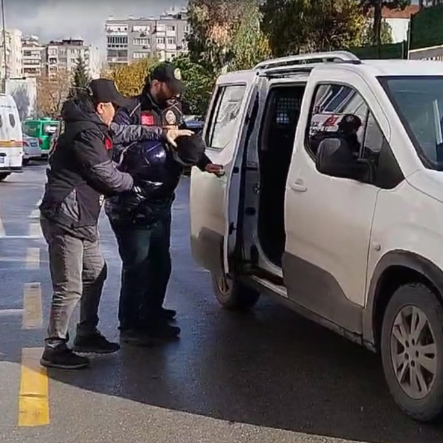 Bitişikteki komşusunun duvarını balyozla kırıp, eşyalarını çalan şüpheli ya...