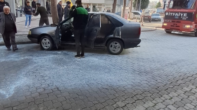 Samsun'da park halindeki araçta yangın sonucu hasar oluştu