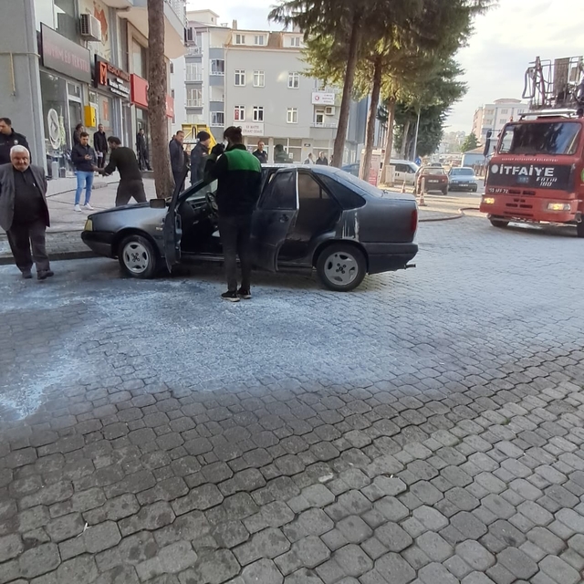 Samsun'da park halindeki araçta yangın sonucu hasar oluştu