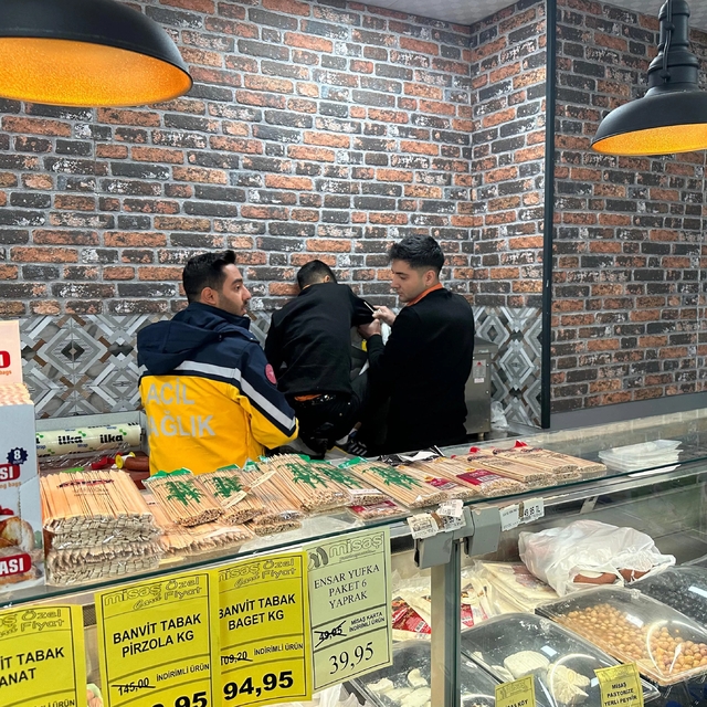 Market çalışanı, elini kıyma makinesine kaptırdı