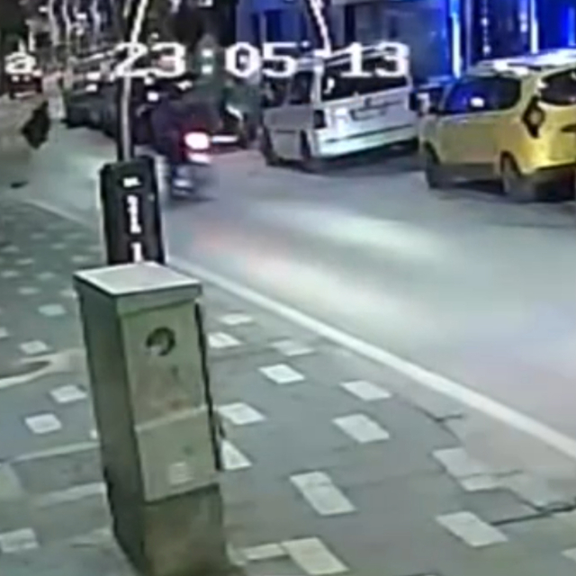 Koşarak karşıya geçmeye çalışan yayaya motosiklet çarptı; kaza kamerada