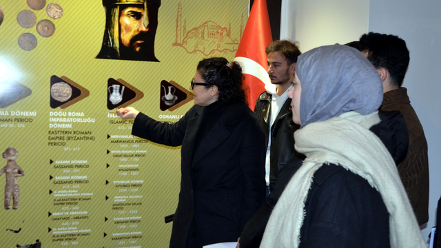 Muş'ta üniversite öğrencileri müzede ders yaptı