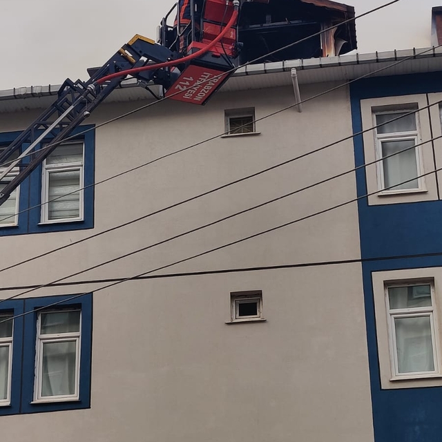 Sürmene'de  çıkan çatı yangını söndürüldü