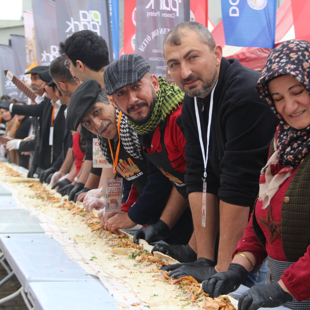 Kocaeli'de 141 metre Adana döneri ikram edildi