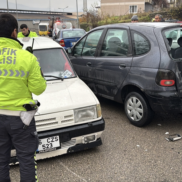 Karabük'te polisin "dur" ihtarına uymayan ehliyetsiz sürücü kovalamacayla y...