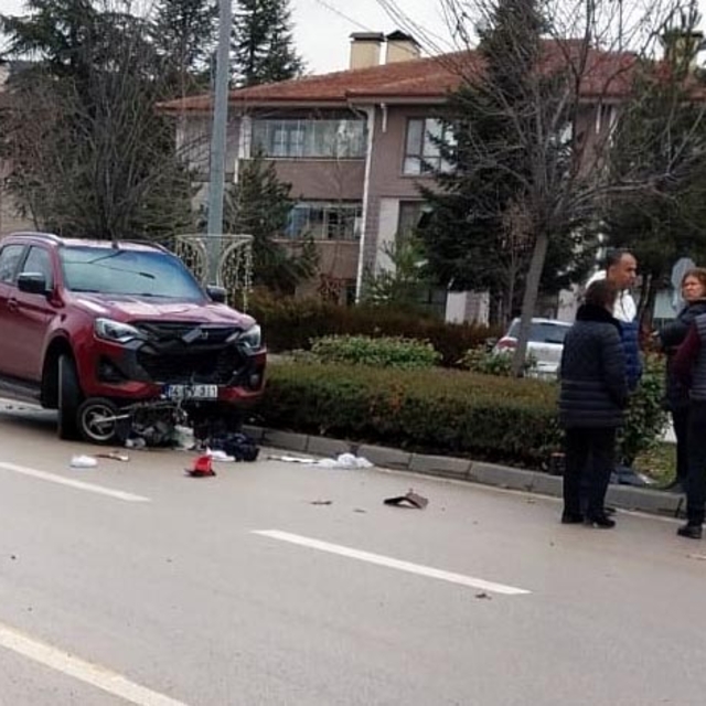 Yaya geçidinde kamyonetin çarptığı elektrikli bisikletin sürücüsü öldü