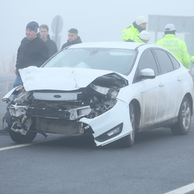 Kars'ta iki otomobilin çarpıştığı kazada polis memuru yaralandı