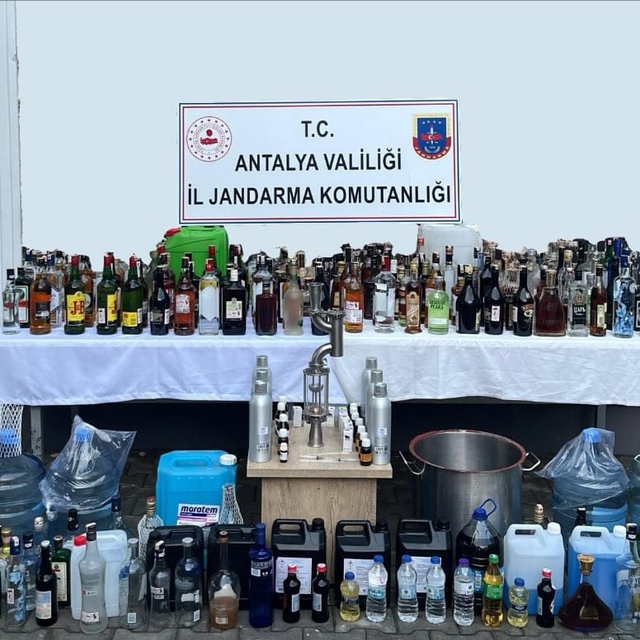 Antalya'da bir evde 725 litre sahte içki ele geçirildi
