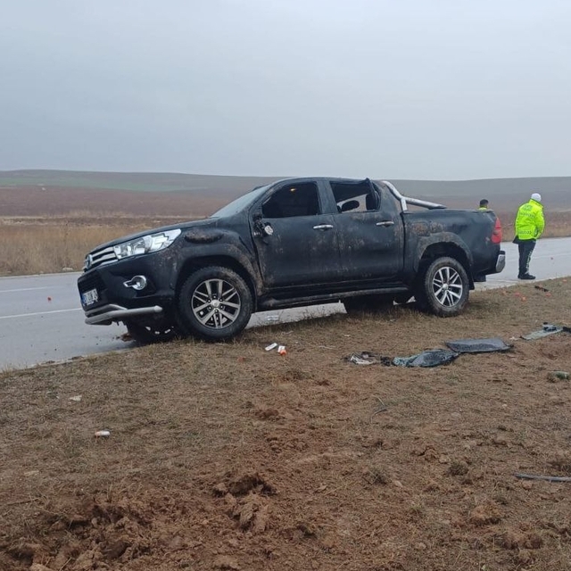 Çorum'da refüje çarpan pikaptaki 5 kişi yaralandı