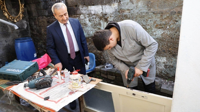 Karabük'te meslek liseliler ihtiyaç sahibi ailelerin evlerini onarıyor