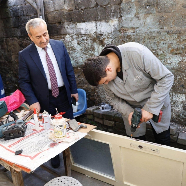 Karabük'te meslek liseliler ihtiyaç sahibi ailelerin evlerini onarıyor