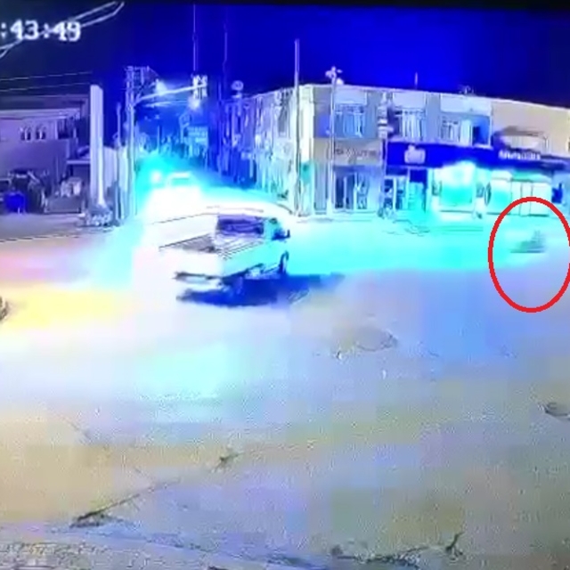 Kamyonetle çarpışan motosikletin sürücüsü öldü; kaza kamerada