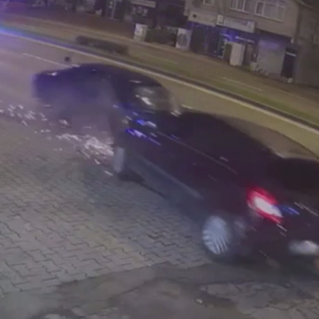 Otomobil, park halindeki 2 araca çarptı; 4 yaralı