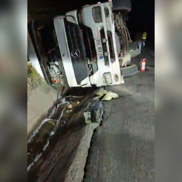 Devrilen tankerdeki tonlarca yakıt yola döküldü