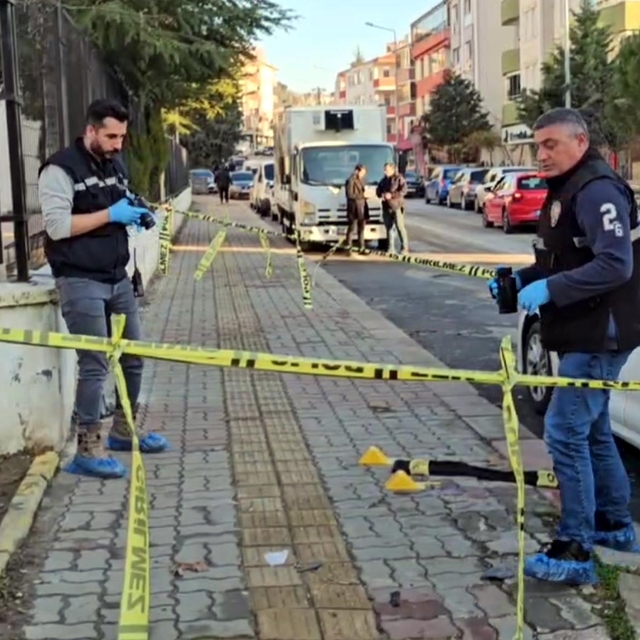 Lise öğrencisi okul önünde bıçaklı saldırıda yaralandı