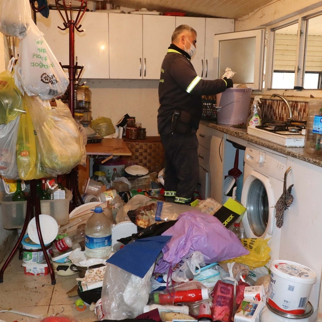 Nazilli'de koku ihbarı üzerine temizlenen evden 4 kamyon çöp çıktı