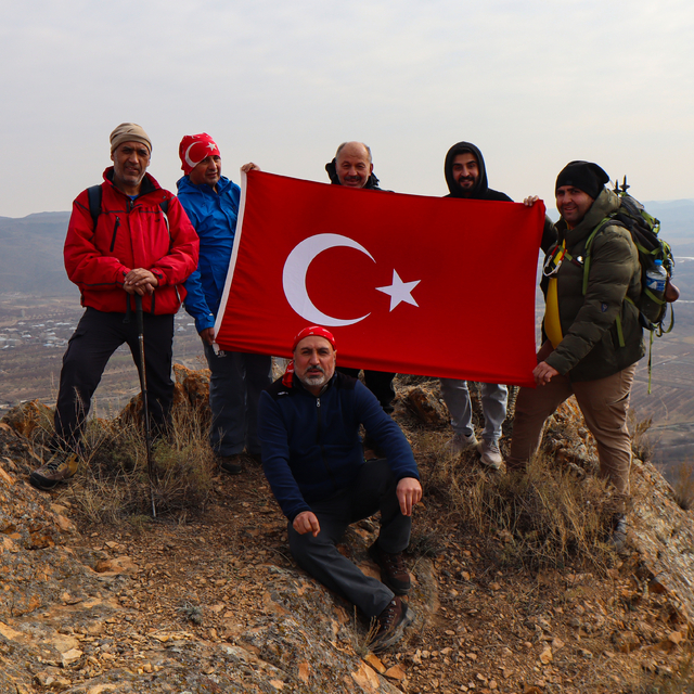 Iğdırlı dağcılar "11 Aralık Uluslararası Dünya Dağ Günü"nü zirvede kutladı