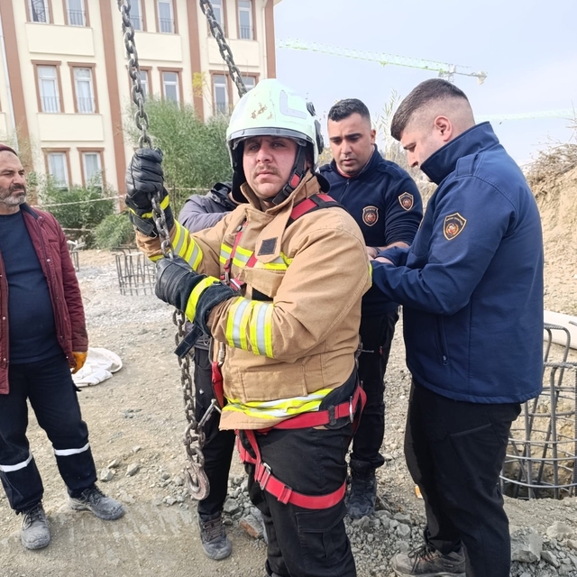 Hatay'da fore kazık temeline düşen köpek yavrusunu itfaiye kurtardı