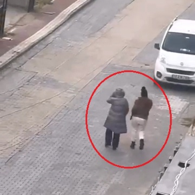 Kapılarını kredi kartıyla açtıkları 4 evden hırsızlık yapan 2 kadın yakalan...