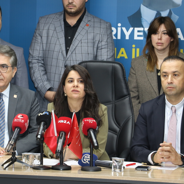 CHP'li Karatepe ve Demir, Adana'da basın mensuplarıyla buluştu