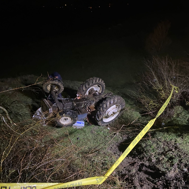 Devrilen traktörün altında kalan sürücü öldü