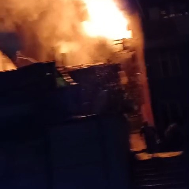 Çatı katı alev alev yandı