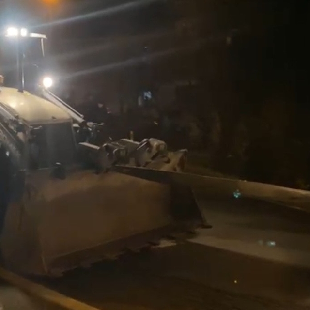 Kayan TIR yolu kapattı