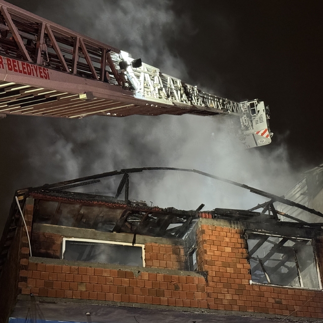 Kocaeli'de 3 katlı binada çıkan yangın söndürüldü