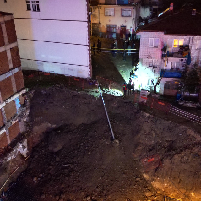 Tokat'ta inşaat alanında toprak kaydı; 3 binada oturanlar tahliye edildi