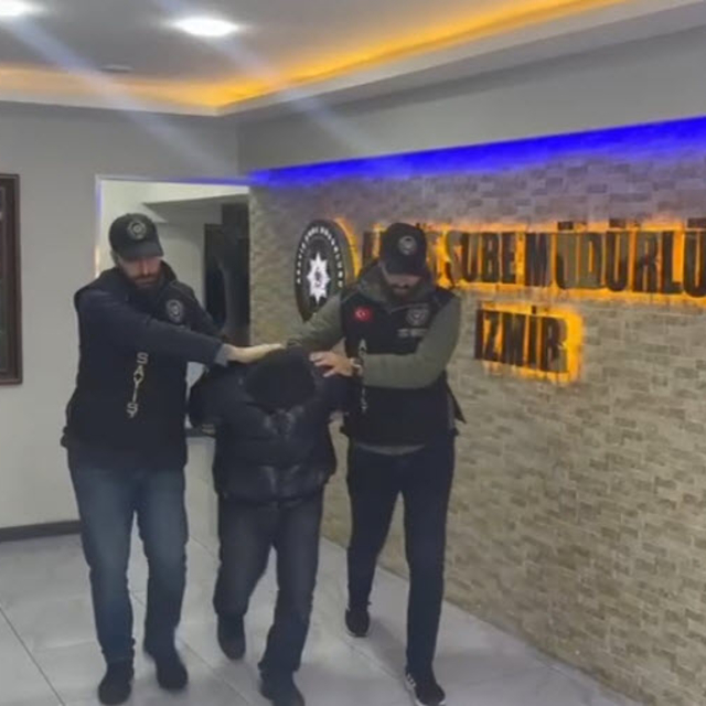 Bitişikteki komşusunun duvarını balyozla kırıp, eşyalarını çalan şüpheli ya...