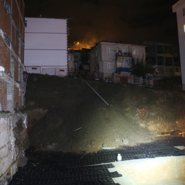 Tokat'ta inşaat halindeki bir yapının temelindeki toprak kayması nedeniyle...