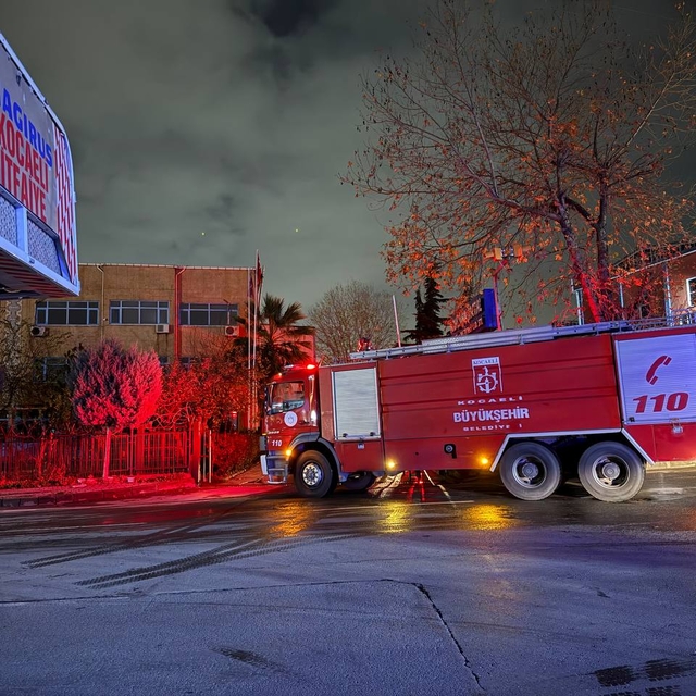 Kocaeli'de fabrikada çıkan yangın hasara neden oldu