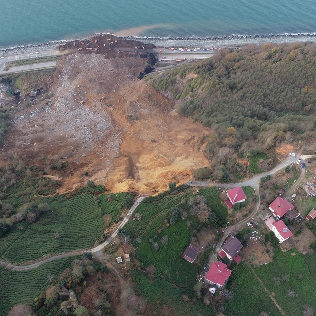 Heyelanın vurduğu Karadeniz Sahil Yolu'na 100 bin ton toprak akmış